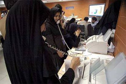 Funcionarias del Ministerio del Interior iraní trabajan en el recuento de votos ayer en Teherán.