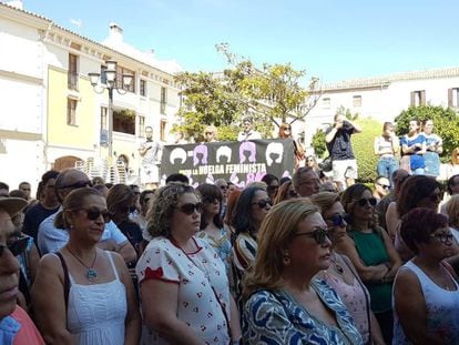 Concentración en Úbeda en protesta por el asesinato de una mujer.