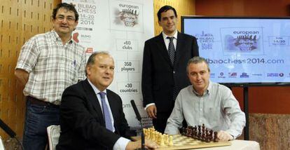 Los organizadores de Bilbao Chess (de pie) y los presidentes del Sestao y Gros.