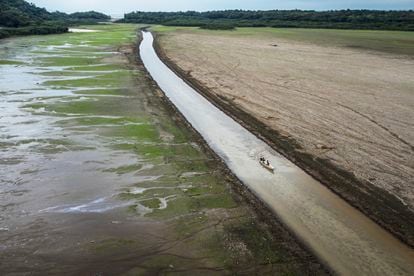 Las sequías han llegado a la región tan solo unos meses después de que fuertes inundaciones arruinaran las cosechas y devastaran a las comunidades. En la imagen, una embarcación cruza lo que resta de las aguas en el lago do Aleixo, el 25 de octubre de 2022.