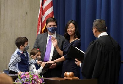 Rodeada por su familia, Michelle Wu jura su cargo como alcaldesa de Boston, el 16 de noviembre.