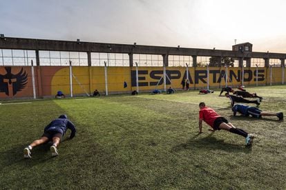Un grupo de jugadores del Espartanos hace flexiones en un entrenamiento.