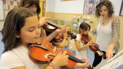 Estudiantes en una clase de música.