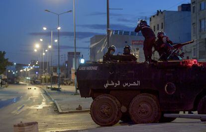 Miembros de la Guardia Nacional  estacionan su vehículo en una calle de la capital de Túnez, durante los disturbios registrados la noche del domingo 17 de enero.