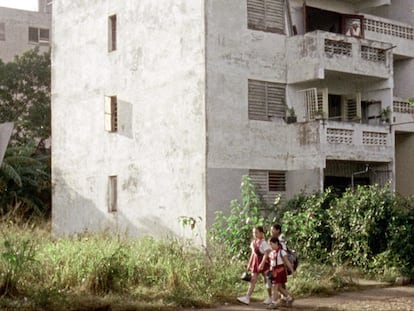 Fotograma del documental 'El edificio de los chilenos' (2010). Casas del Proyecto Hogares, iniciativa comunitaria del Movimiento de Izquierda Revolucionaria para el cuidado de los hijos de exiliados chilenos en Europa.