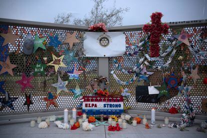 Objetos conmemorativos de la matanza del Walmart en El Paso (Texas, EE UU) en agosto de 2020. REUTERS/Paul Ratje