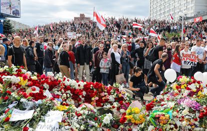 Decenas de miles de personas en la movilización este sábado en Minsk, en homenaje a un manifestante fallecido el lunes durante las protestas.