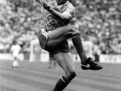 Van Basten, en el momento de marcar el segundo gol en la final de Holanda contra la URSS de 1998.