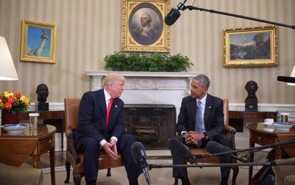 El presidente saliente, Barack Obama, recibe a Donald Trump en la Casa Blanca, este jueves.