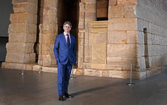Thomas P. Campbell, director del MET de Nueva York, posa junto al templo de Dendur.