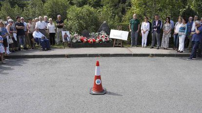 Familiares de Korta y representantes institucionales y políticos en el homenaje