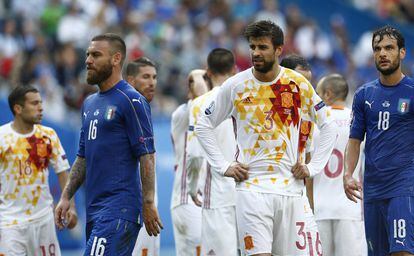 Els jugadors de la selecció espanyola després de l'1-0 a favor d'Itàlia.