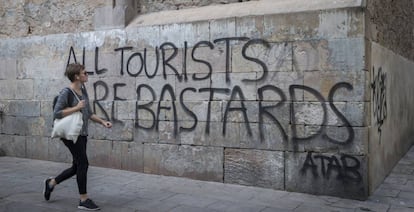 Pintades al barri de Gràcia de Barcelona contra el turisme.