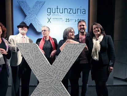 Los escritores Alberto Manguel con sombrero junto a Annie Proulx, Diamela Eltit y Kirme Uribe.