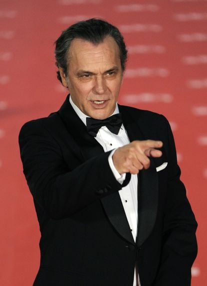 José Coronado, nominado a mejor actor principal por 'No habrá paz para los malvados', llega a la alfombra roja de los Goya. El actor luce un esmoquin de Armand Basi.