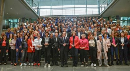 The parliamentary group of the Social Democrats, with Chancellor Olaf Scholz in the center, meeting in one of the Bundestag buildings.  It is the largest group, with 206 members. 