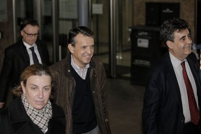 De izquierda a derecha Elisa Maldonado, Jorge Vela en el centro, y Luis Lobón a la salida del juzgado.
