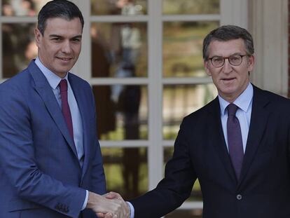 El presidente del Gobierno, Pedro Sánchez, junto al líder del PP, Alberto Núñez Feijóo.