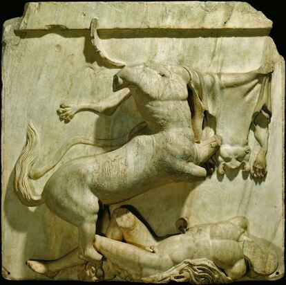 Relieve de mármol del Partenón, que detalla la batalla entre los centauros y los lapitas.