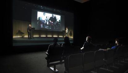 Los fundadores de  Art &amp; Language, Mel Ramsden y Michael Baldwin, en una perfomance.