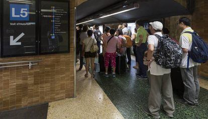 Passatgers bloquejats als passadissos de l'estació de Verdaguer.