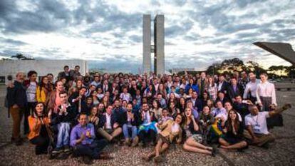 Aspirantes a diputados formados por RenovaBR posan ante el Congreso en Brasilia en una foto cedida por el grupo.