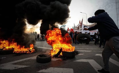Manifestantes en huelga queman neumáticos en un piquete en uno de los accesos a Buenos Aires.