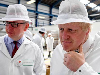 Los candidatos conservadores a suceder a May, Michael Gove y Boris Johnson en una visita a una fábrica en 2016 durante la campaña del referéndum del Brexit.