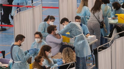 Un grupo de sanitarios administran la vacuna, en Sevilla el 25 de febrero.