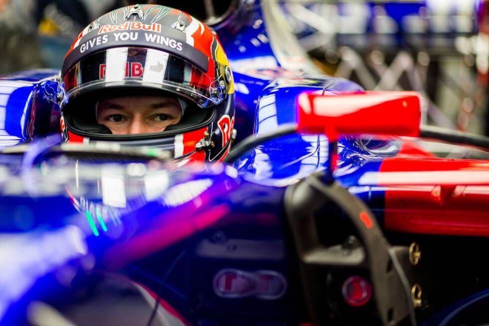 Daniil Kvyat, de la escudería Toro Rosso, dentro de su monoplaza.
