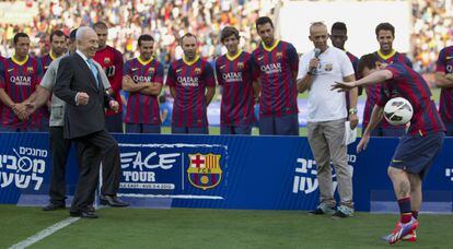 Messi controla el balón lanzado por el presidente de Israel Shimon Perez.