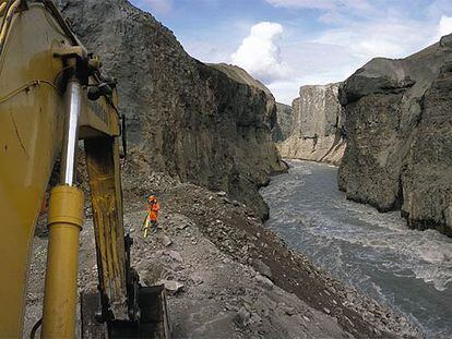Acantilados de Islandia  dinamitados para construir la presa de Kárahnjúkar.