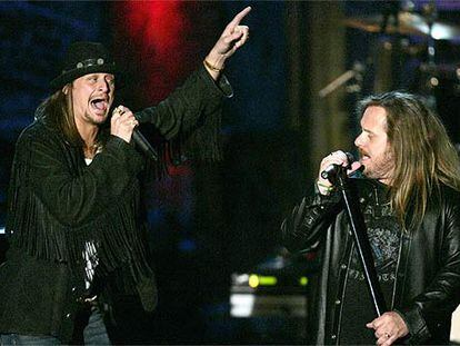 Los rockeros Kid Rock (izquierda) y Johnny van Zant, de Lynyrd Skynyrd, durante su actuación.