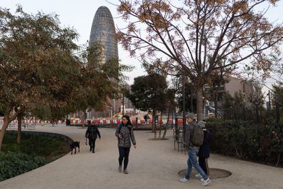 La plaza de les Glòries de Barcelona, en su parte ya reurbanizada, con la zona de obras de fondo y la torre Agbar como referente del espacio, este lunes.