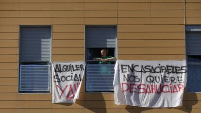 Pancartas contra la venta de casas del Ivima a Encasa Cibeles.