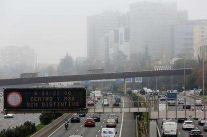 Carteles en la M-30 informando sobre la prohibición de circular a los vehículos más contaminantes.