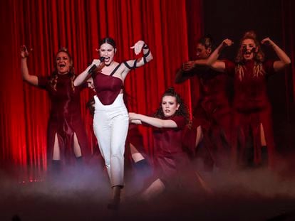 Blanca Paloma actuando junto a sus coristas y bailarinas en la final del Benidorm Fest 2023.