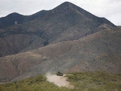 Un vehículo del Ejército patrulla una carretera rural en el Estado de Sonora.