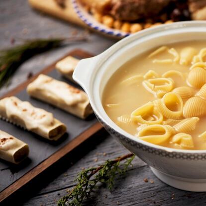 Estamos en invierno, y la sopa caliente asienta y entona (no hay más que recordar lo bien que entra un consomé en mitad de una fiesta de Nochevieja). Las encontramos de múltiples ingredientes, según el área geográfica. En Andalucía manda la de picadillo, sencilla, barata, sabrosa: carne de pollo, trocitos de jamón, huevo duro y fideos, quizás zanahoria o arroz cocido, todo muy picado, de ahí su nombre. La de pescado, del Norte, combina rape (uno de los favoritos) con marisco y almejas, un buen fumé y un chorro de brandy. La escudella o sopa de galets (una pasta en forma de caracola, como la de la foto) es muy típica en Cataluña. En Murcia no hay Navidad sin un buen caldo con pelotas, que son albóndigas hechas con carne y embutido picados.