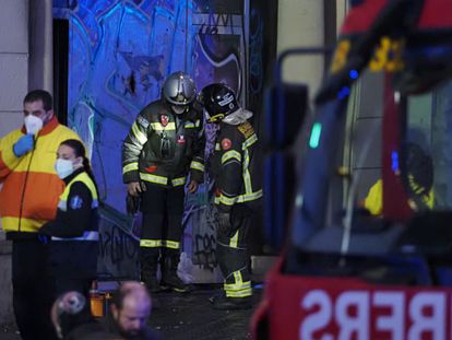 Bomberos de Barcelona durante la extinción de un incendio en un local ocupado, en noviembre.