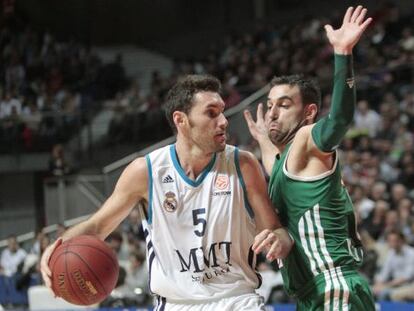 Rudy Fernández trata de escaparse con la pelota de Kaunas Popovic.