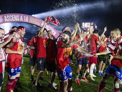 Los jugadores del Girona celebran su ascenso a Primera. 
