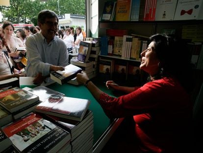 Almudena Grandes, durante una firma de libros en la Feria del Libro de Madrid, en 2009.