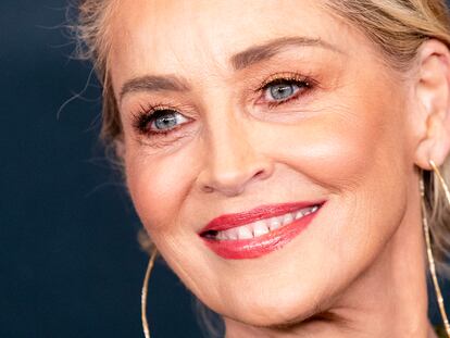 Los Angeles (United States), 17/03/2023.- US actress Sharon Stone poses for photographers as she attends 'the Women's Cancer Research Fund's An Unforgettable Evening Benefit Gala' at the Beverly Wilshire in Beverly Hills, California, USA, 16 March 2023. (Estados Unidos) EFE/EPA/ETIENNE LAURENT
