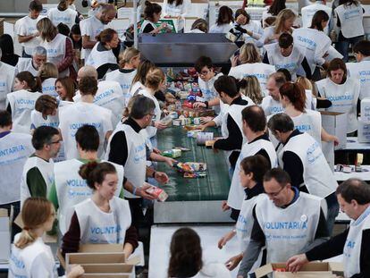 Voluntarios organizan en diferentes cajas los alimentos que provienen del Gran Recapte.