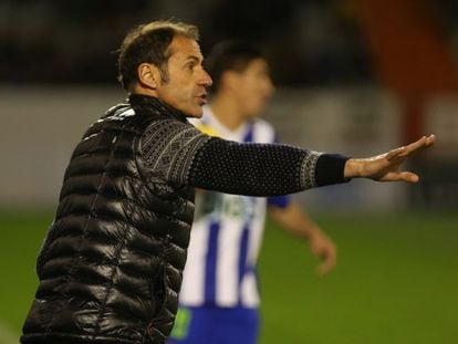 Alberto L&oacute;pez, entrenador del Deportivo Alav&eacute;s.