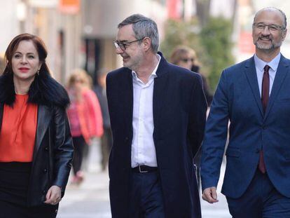 Desde la izquierda, Silvia Clemente, José Manuel Villegas y Luis Fuentes, en Valladolid. En vídeo, declaraciones de Javier Carpio, expulsado de Cs por denunciar ante el juzgado la falta de transparencia en las primarias de Málaga.