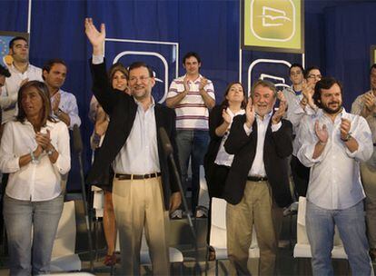 Ana Mato, Mariano Rajoy, Jaime Mayor Oreja y Nacho Uriarte al final del acto de Nuevas Generaciones del PP.