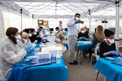 Recuento de las papeletas de votantes sometidos a cuarentena en las elecciones de Israel, el miércoles en Tel Aviv.