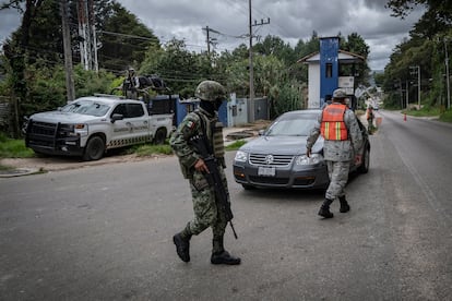 Elementos de la Guardia Nacional y del Ejército mexicano durante un operativo de vigilancia en San Cristóbal de las Casas, Estado de Chiapas, en junio de 2022.